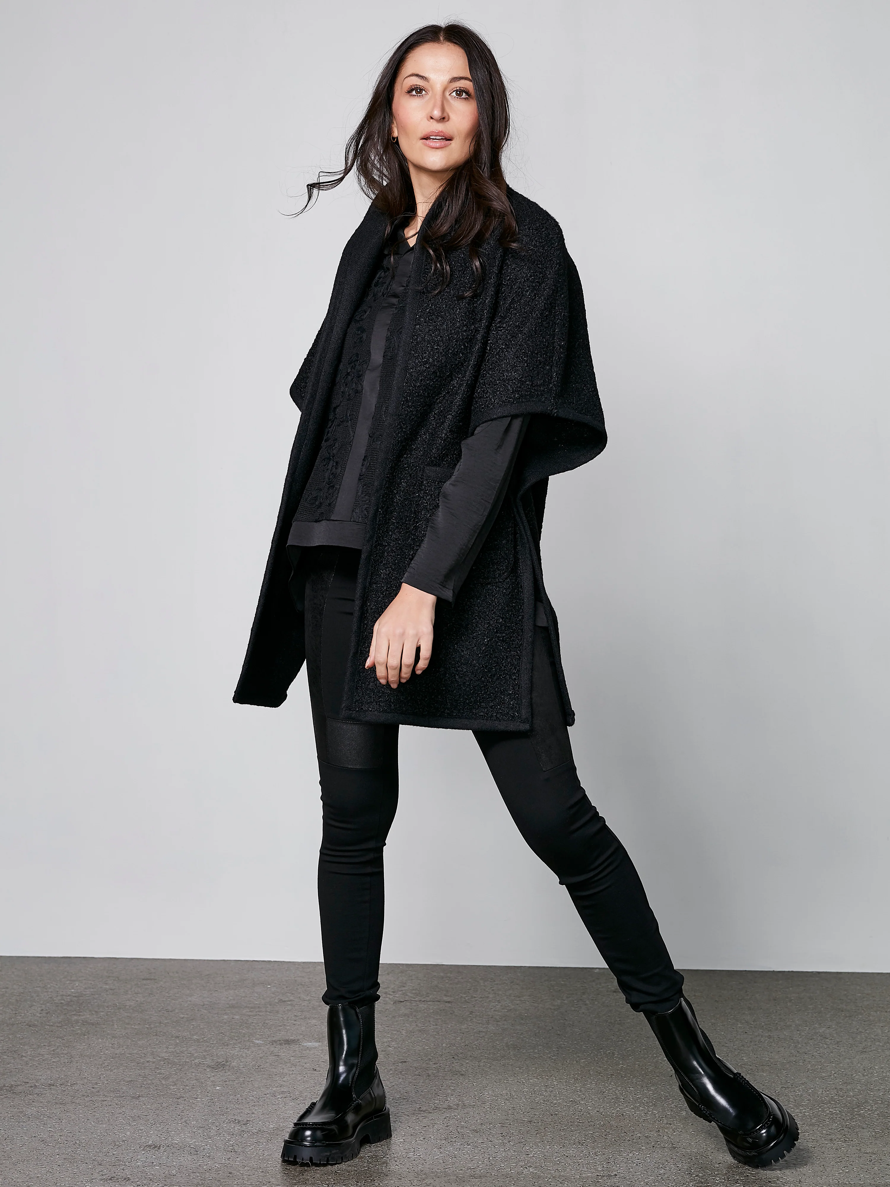 ARIA vest - Black - Image 3